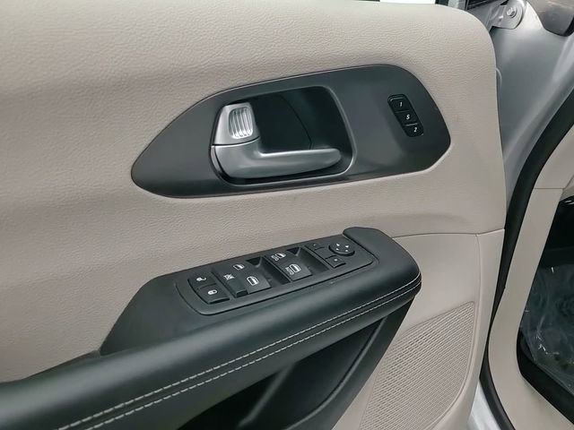 Used 2024 Chrysler Pacifica Select image 14