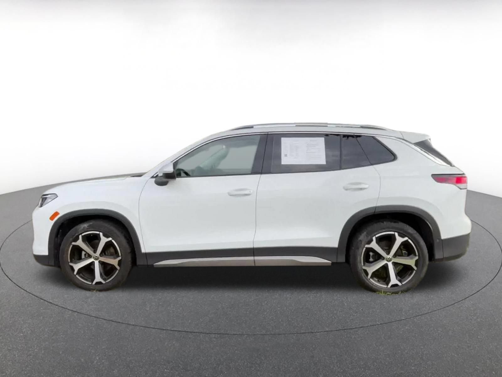 Used 2026 Volkswagen Tiguan SE FWD image 8