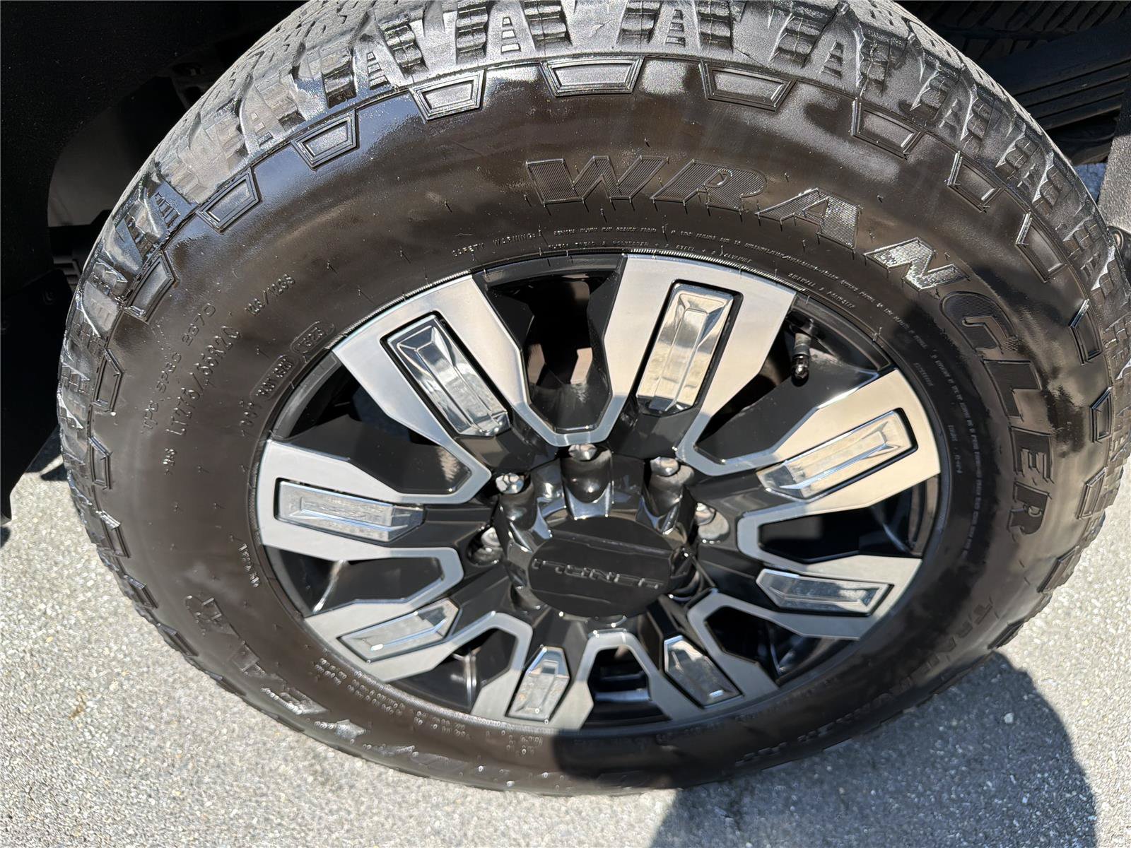 Used 2024 GMC Sierra 2500 Denali w/ Denali Reserve Package AWD/4WD image 9