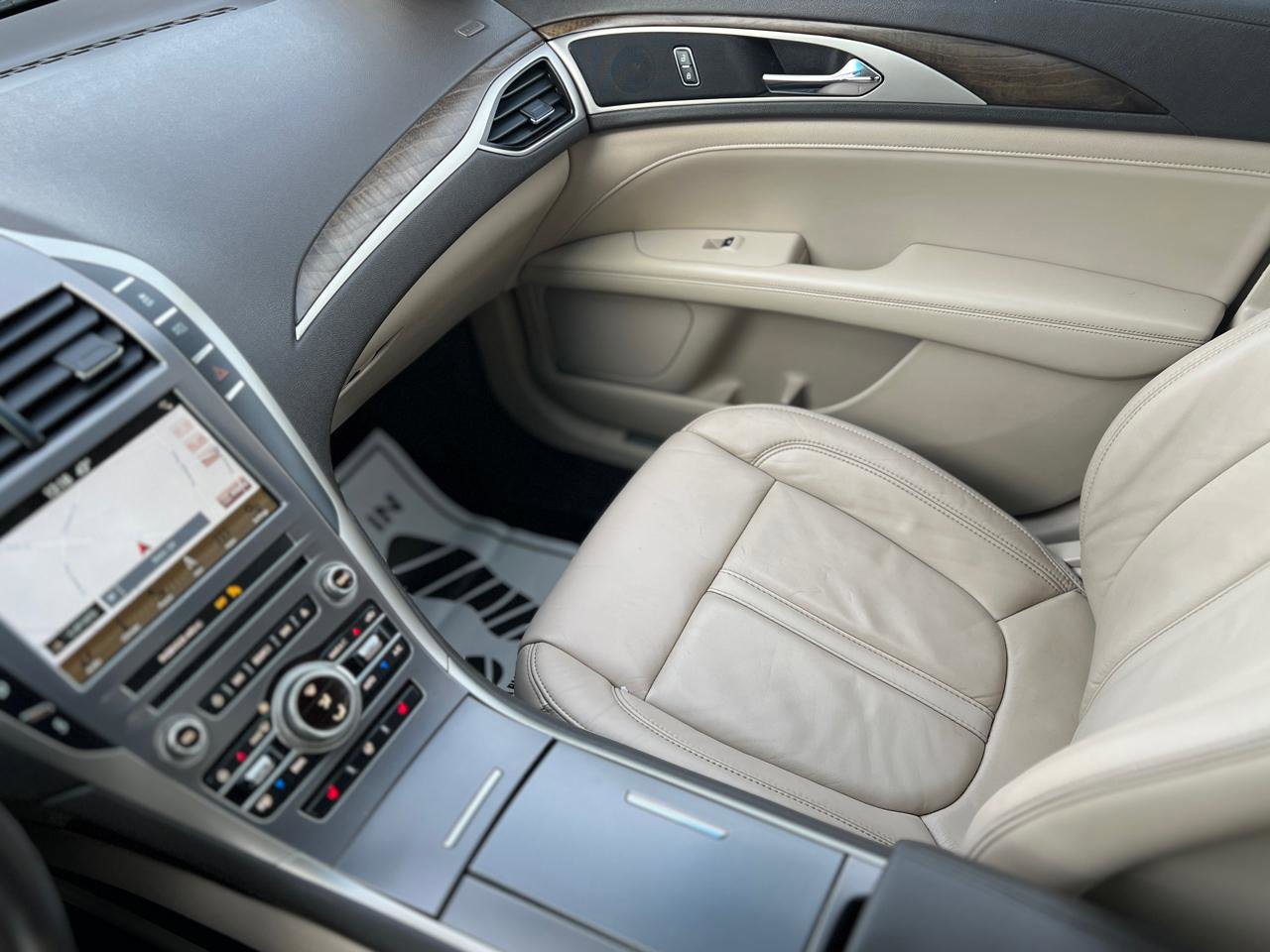 Used 2017 Lincoln MKZ Select w/ Select Plus Package AWD/4WD image 19