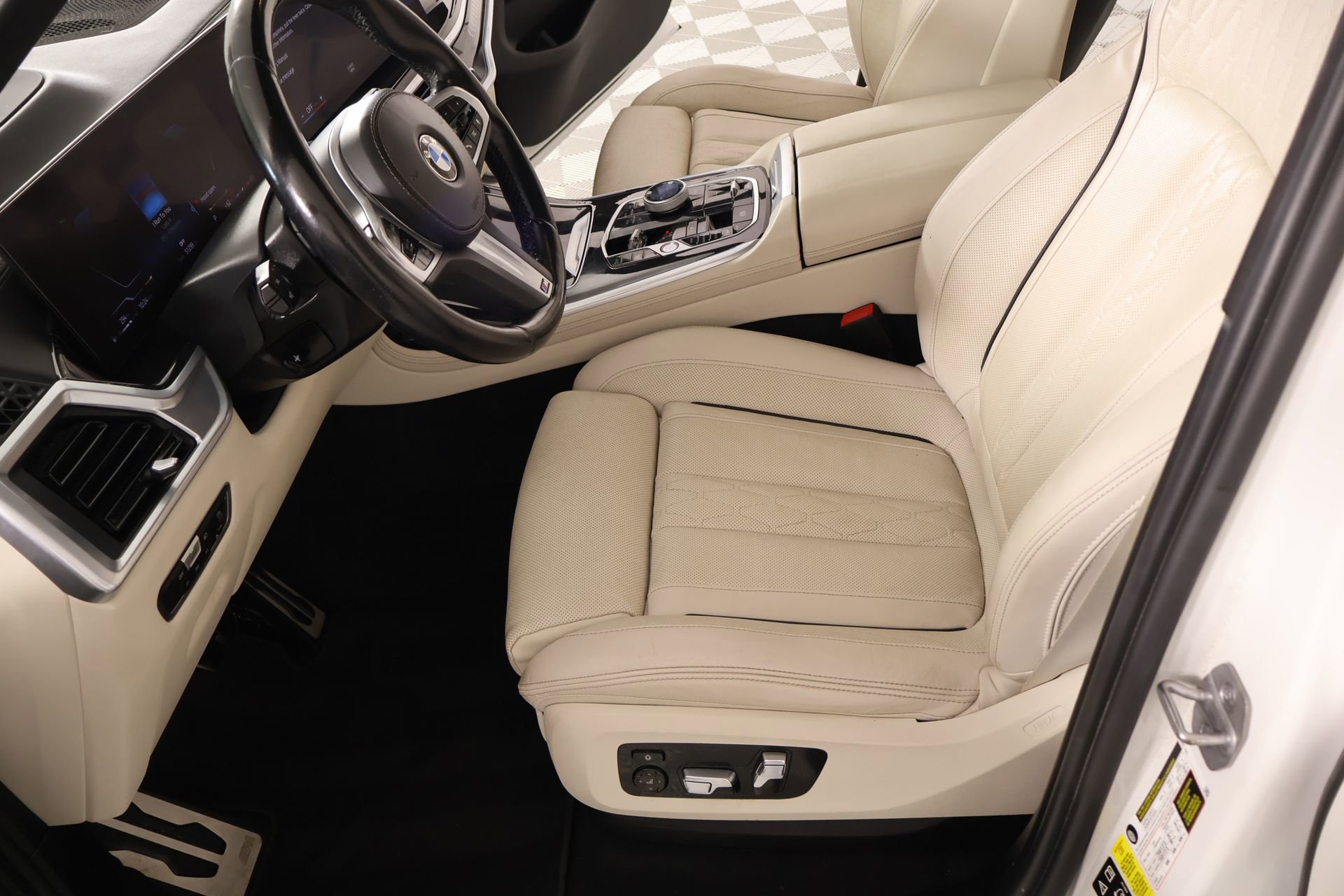 Used 2023 BMW X7 xDrive40i w/ M Sport Package image 12