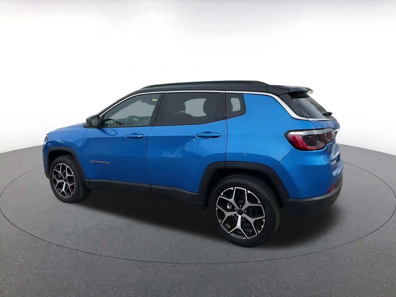 Used 2025 Jeep Compass Limited image 11