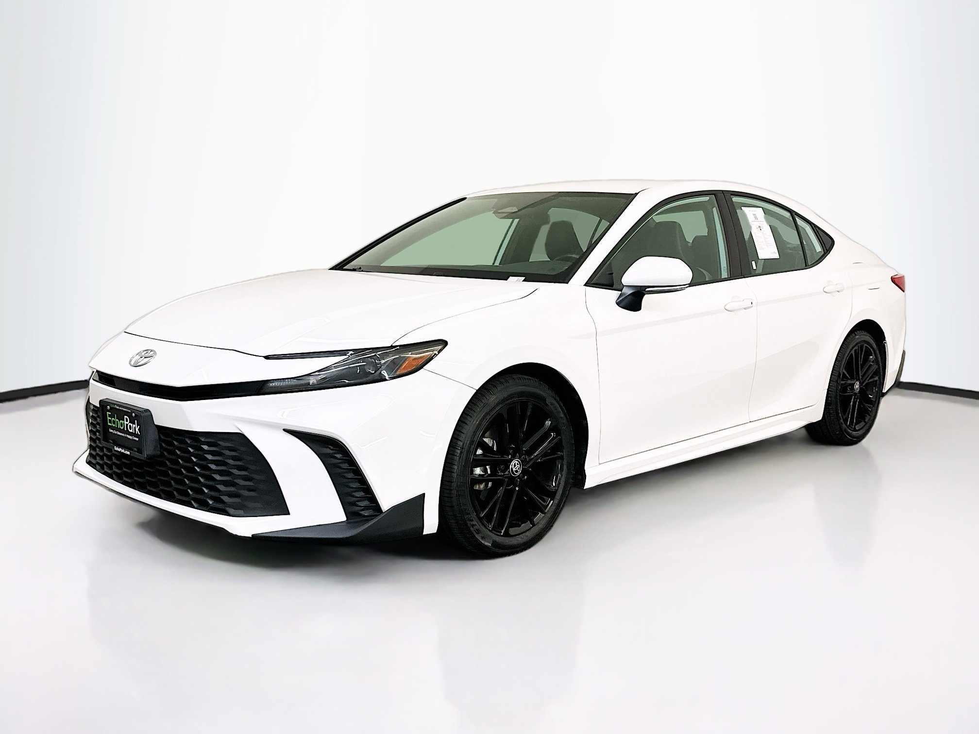 Used 2025 Toyota Camry SE FWD image 3