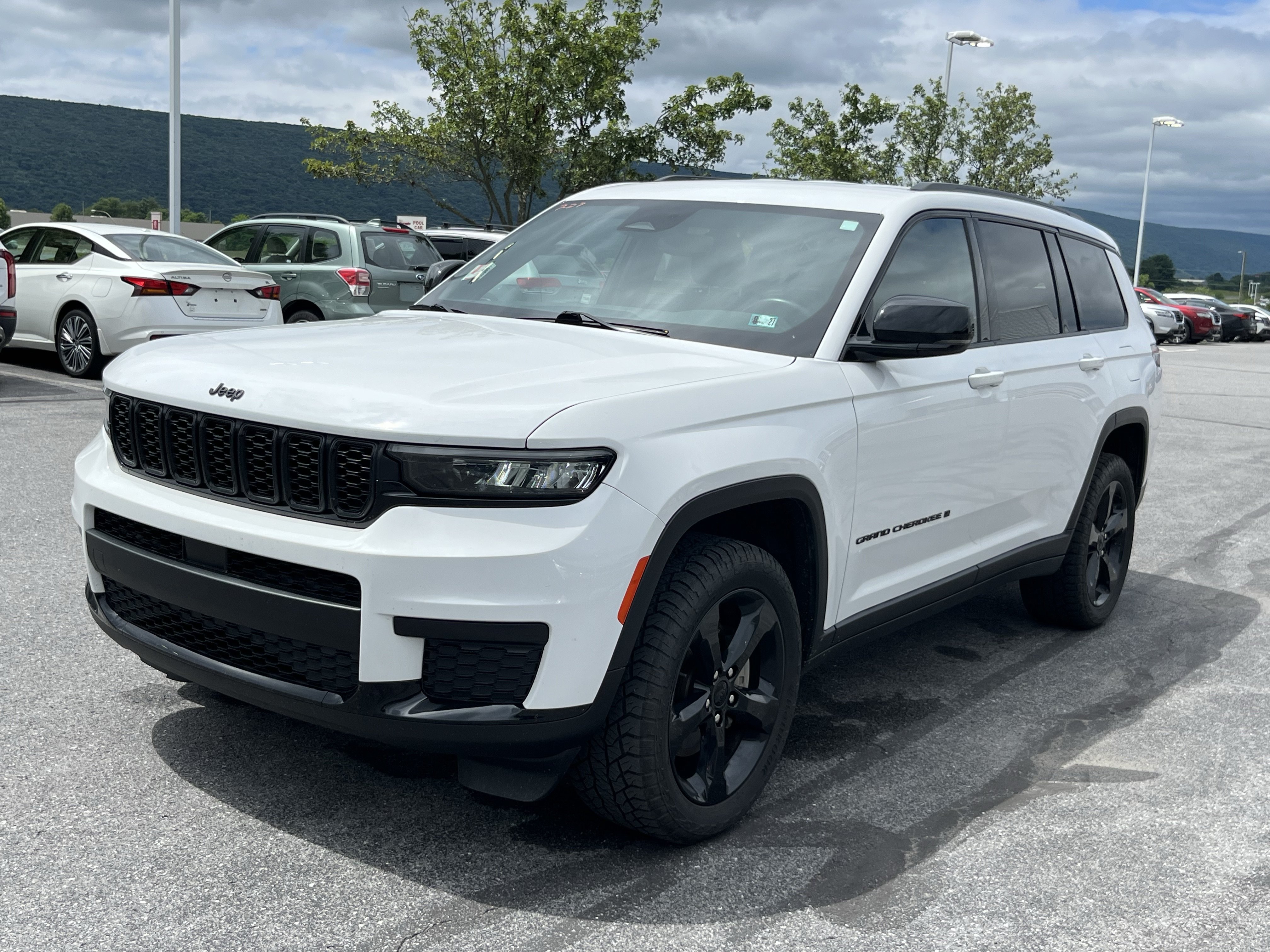 Used 2022 Jeep Grand Cherokee L Laredo AWD/4WD image 7