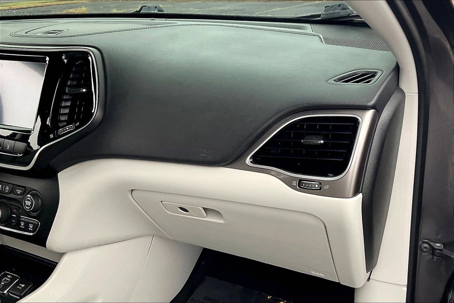 Used 2019 Jeep Cherokee Limited w/ Technology Group image 14