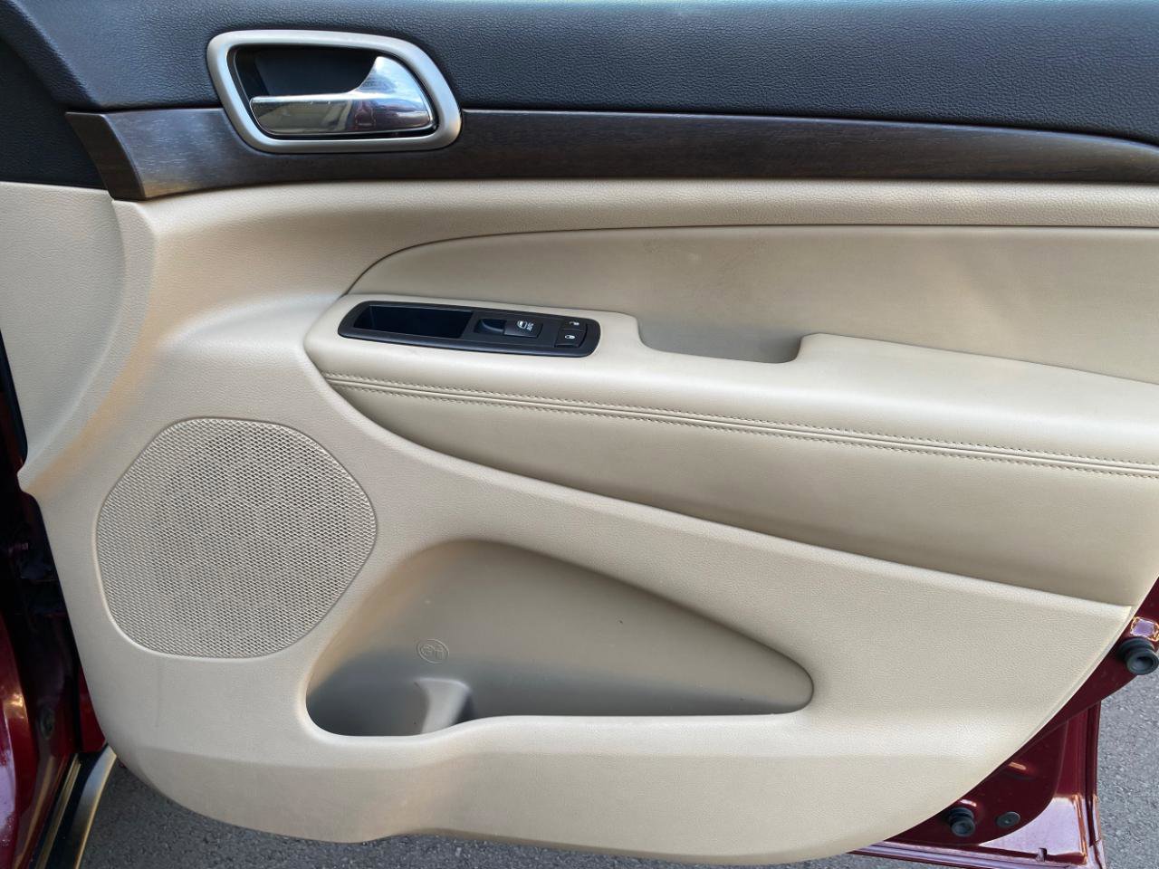 Used 2016 Jeep Grand Cherokee Laredo image 48