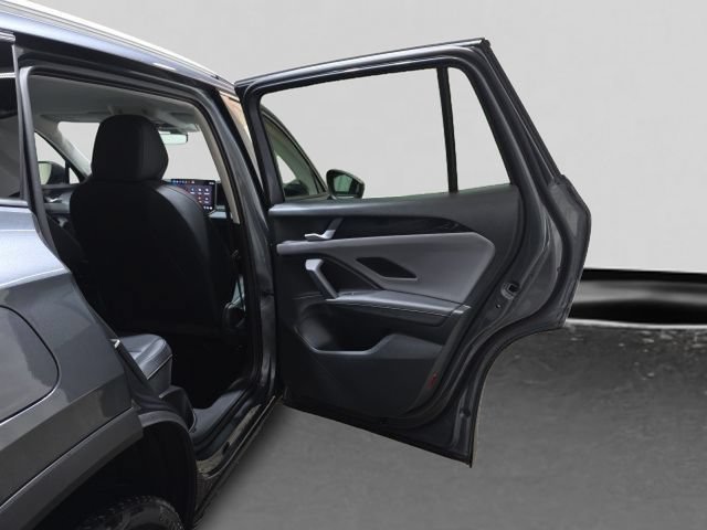 Certified 2025 Volkswagen Tiguan SE AWD/4WD image 30