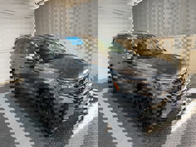 Certified 2023 Volkswagen Taos SE w/ Panoramic Sunroof Package image 2