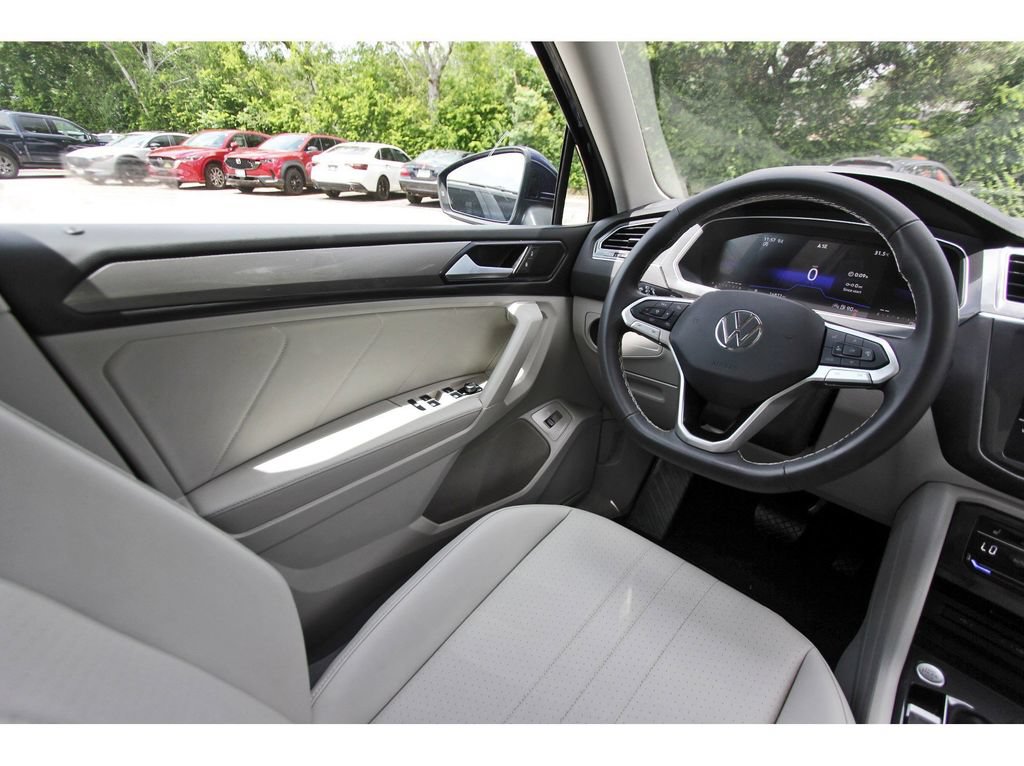 Used 2024 Volkswagen Tiguan SE w/ Panoramic Sunroof Package AWD/4WD image 6