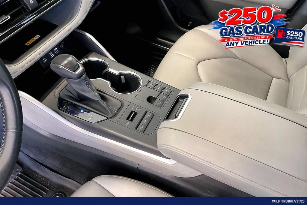 Used 2023 Toyota Highlander XLE AWD/4WD image 17