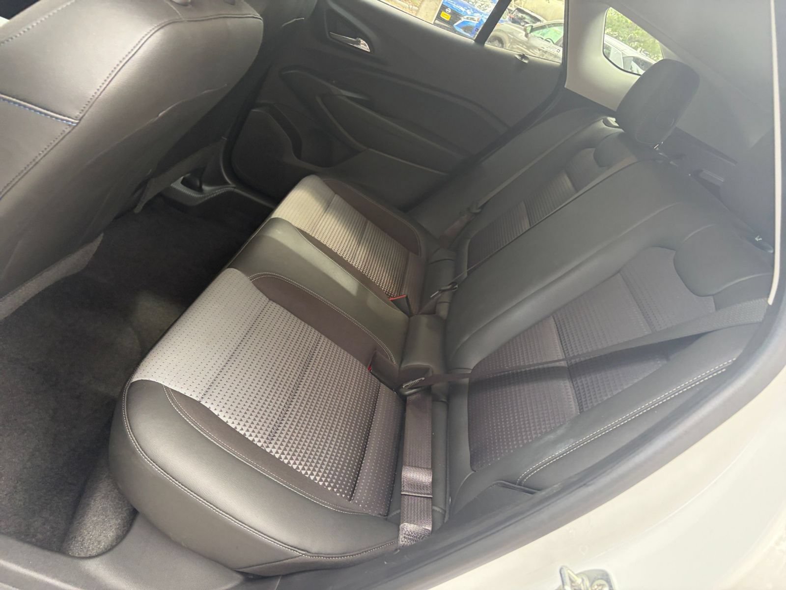 Used 2025 Chevrolet Trax LT FWD image 38