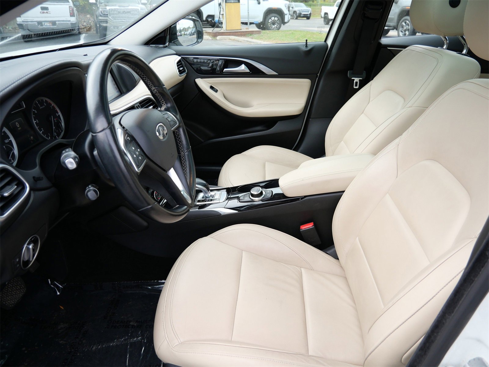 Used 2017 INFINITI QX30 Premium w/ Navigation Package image 8