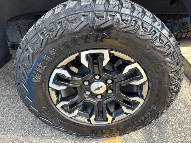Used 2025 Chevrolet Silverado 1500 ZR2 w/ Technology Package AWD/4WD image 9