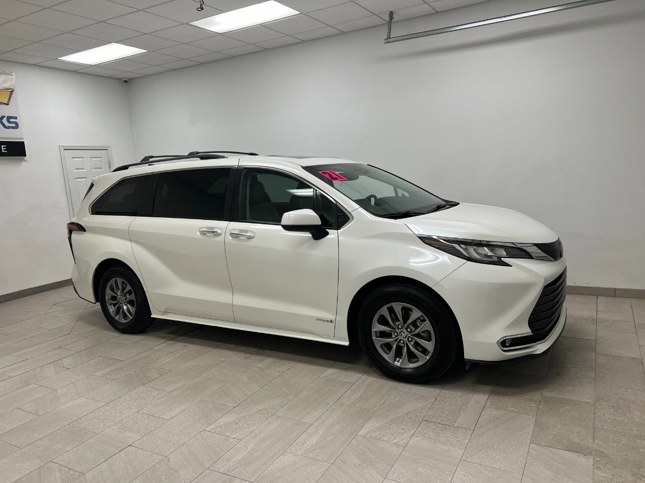 Used 2021 Toyota Sienna XLE w/ XLE Plus Package image 5