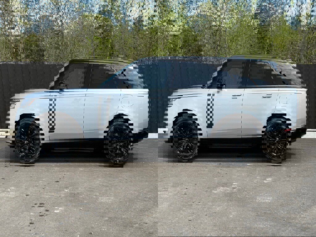 New 2025 Land Rover Range Rover SE image 2