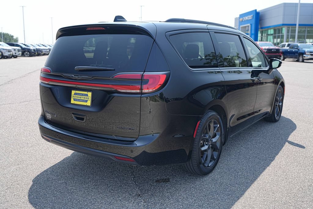 Used 2025 Chrysler Pacifica Limited FWD image 6