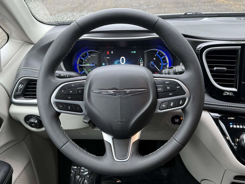 Used 2024 Chrysler Pacifica Select FWD image 19