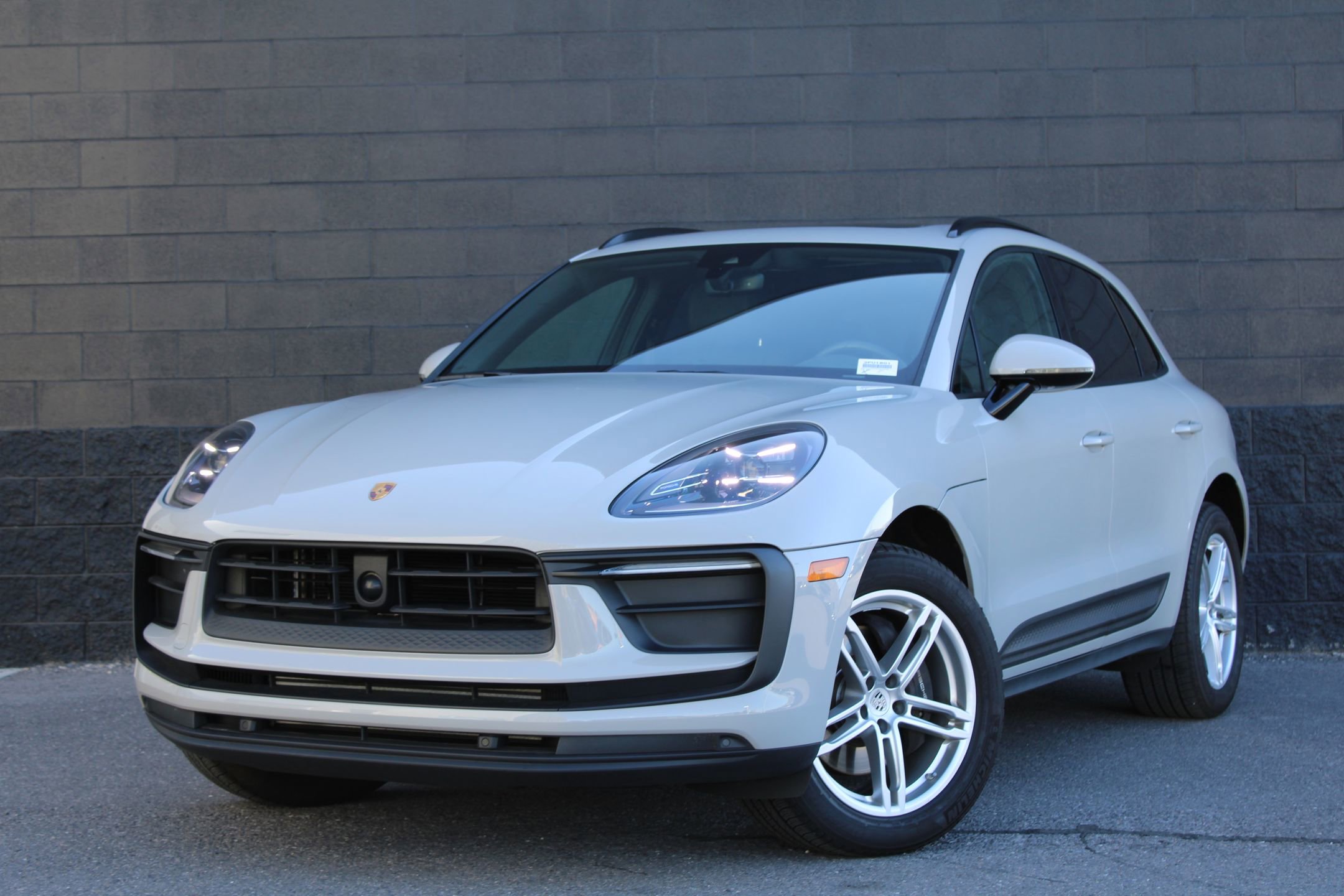 Certified 2023 Porsche Macan image 1