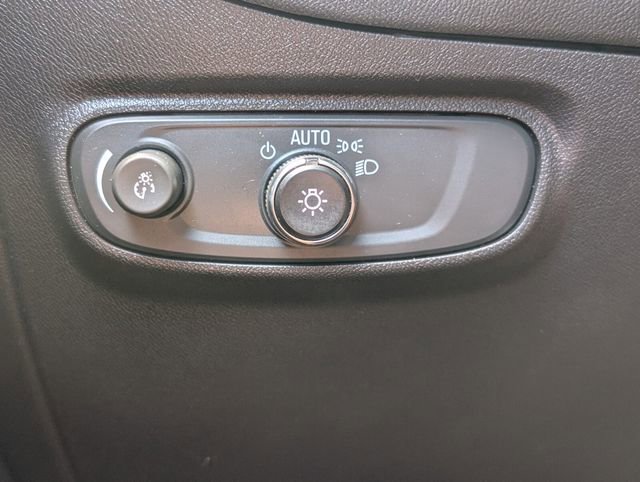 Used 2023 Chevrolet Equinox LS w/ LS Convenience Package FWD image 33