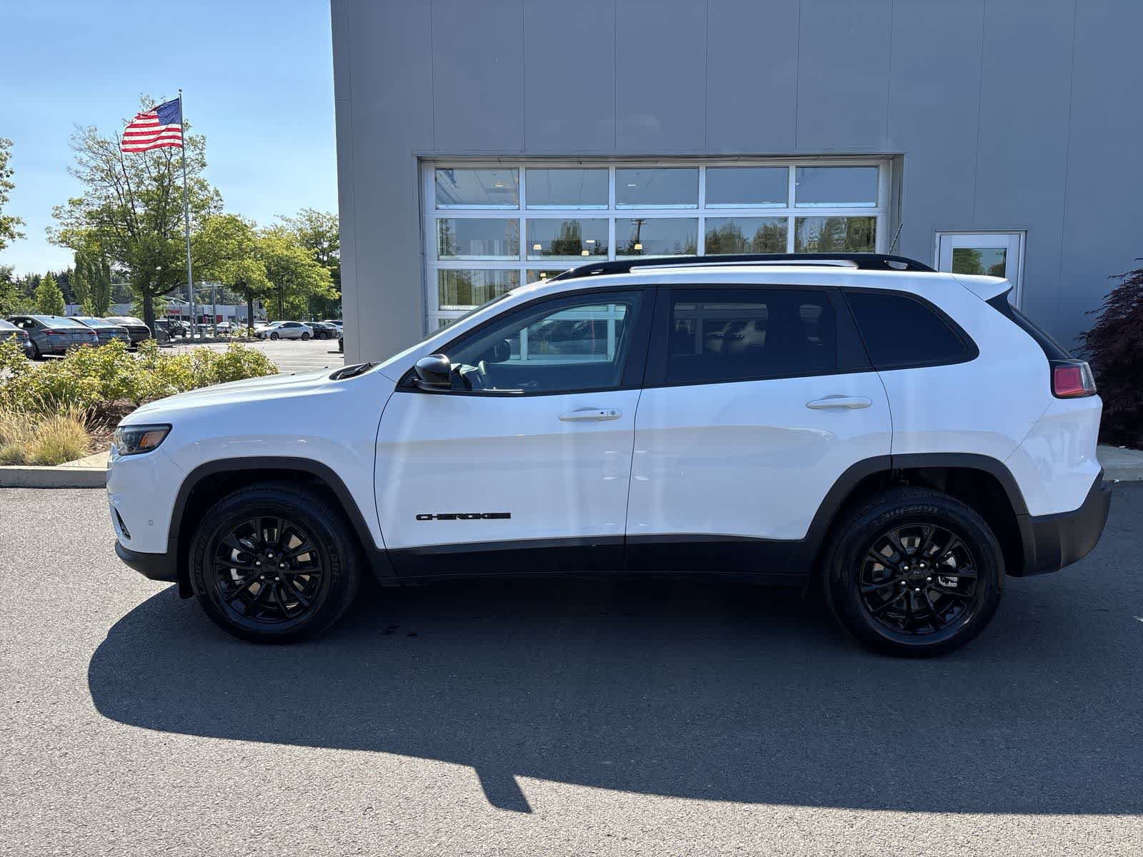 Certified 2023 Jeep Cherokee Altitude Lux AWD/4WD image 2