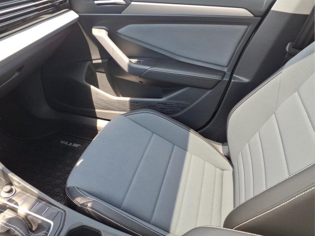 New 2026 Volkswagen Jetta SE FWD image 16