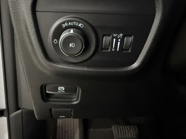 Used 2023 Jeep Grand Cherokee Limited image 14