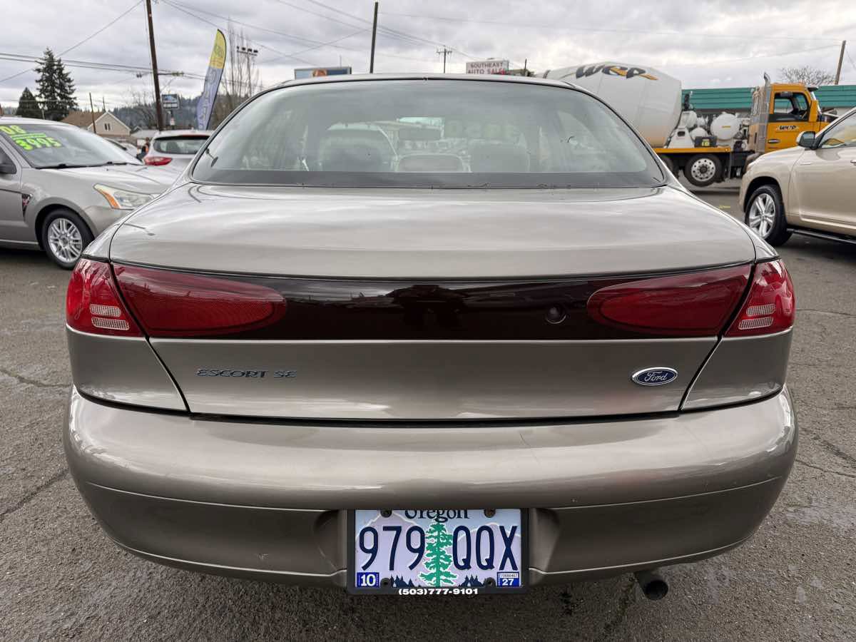Used 2002 Ford Escort Sedan image 8