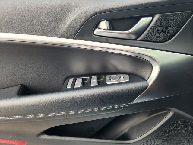 Used 2025 Genesis G70 2.5T image 25