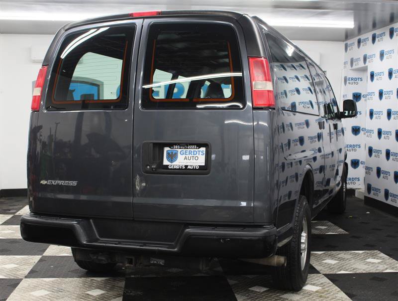Used 2017 Chevrolet Express 3500 Extended RWD image 4
