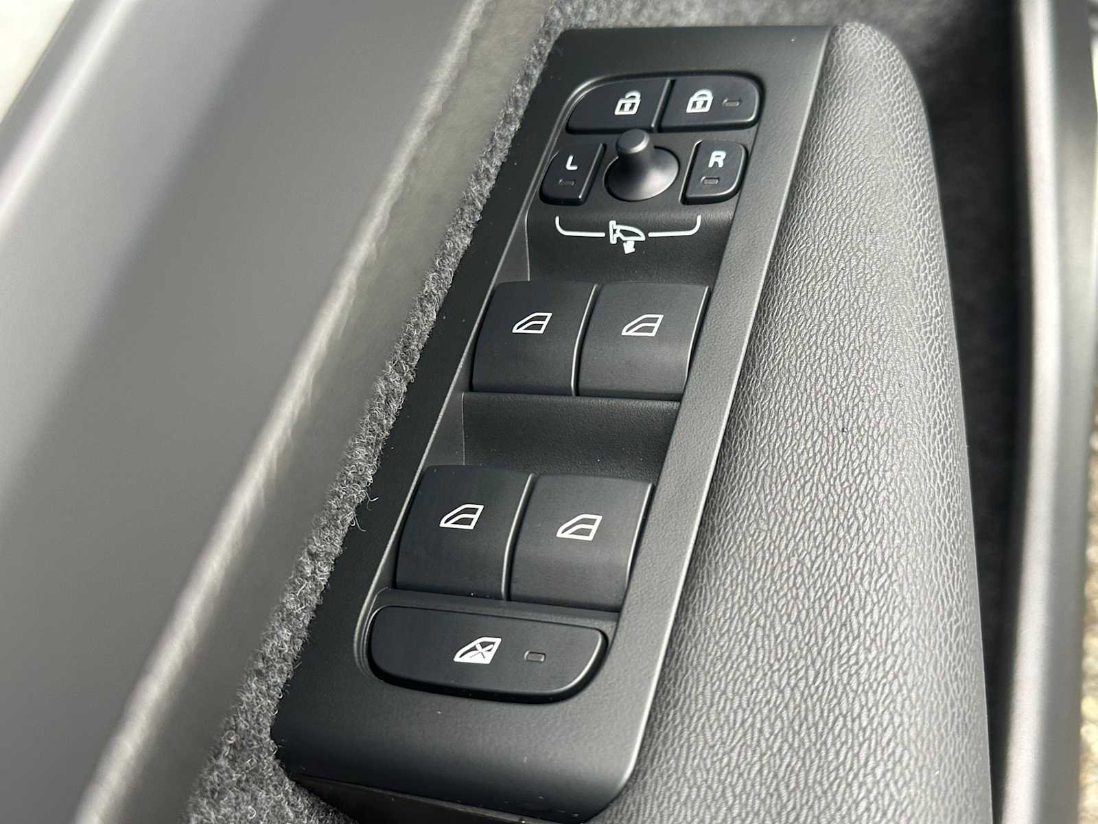 Used 2025 Volvo XC40 B5 Core w/ Protection Package Premier image 21