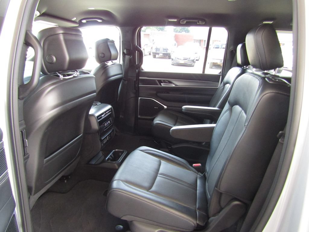 Used 2025 Jeep Wagoneer L Series II AWD/4WD image 36