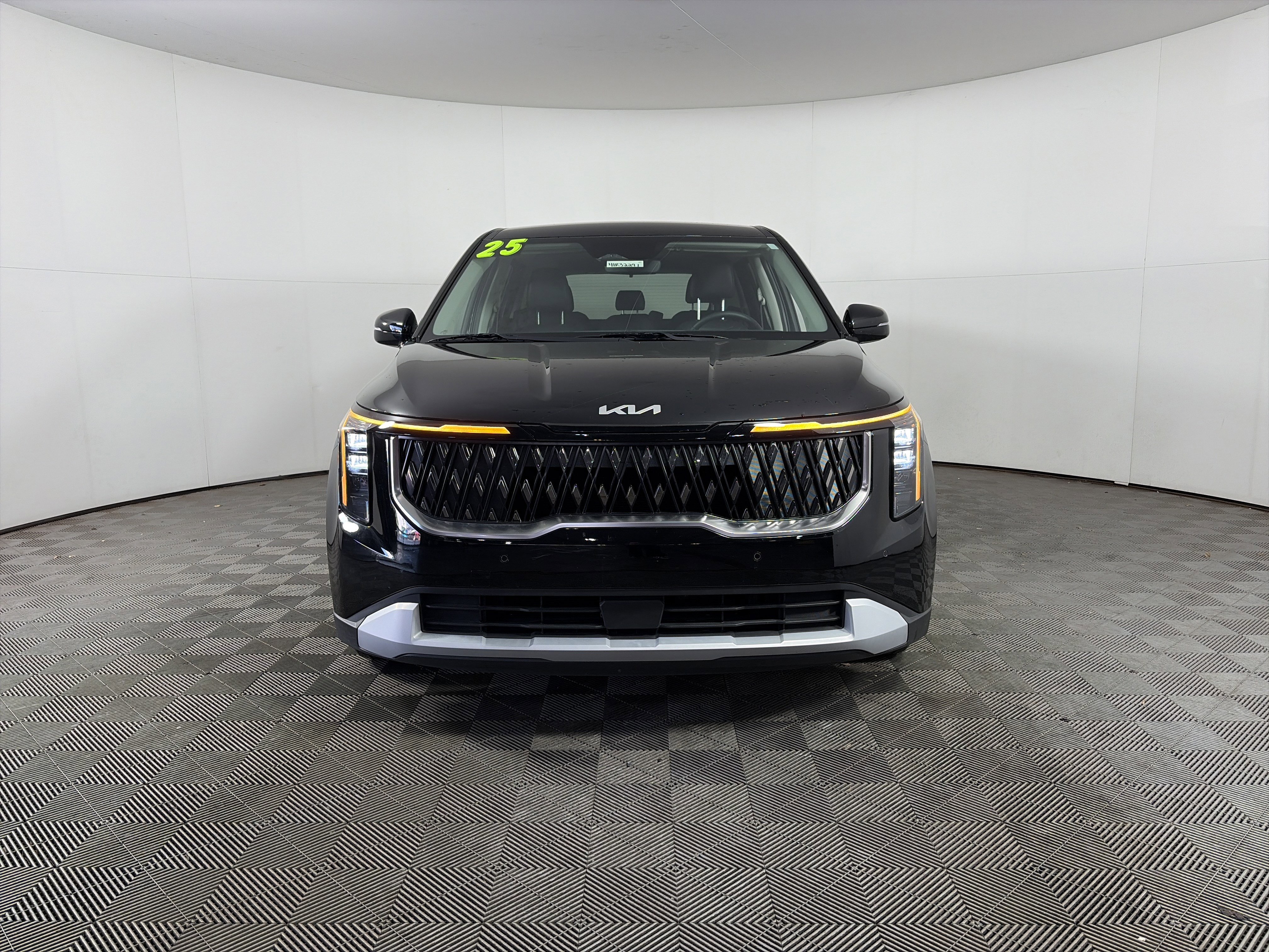 Used 2025 Kia Carnival image 2