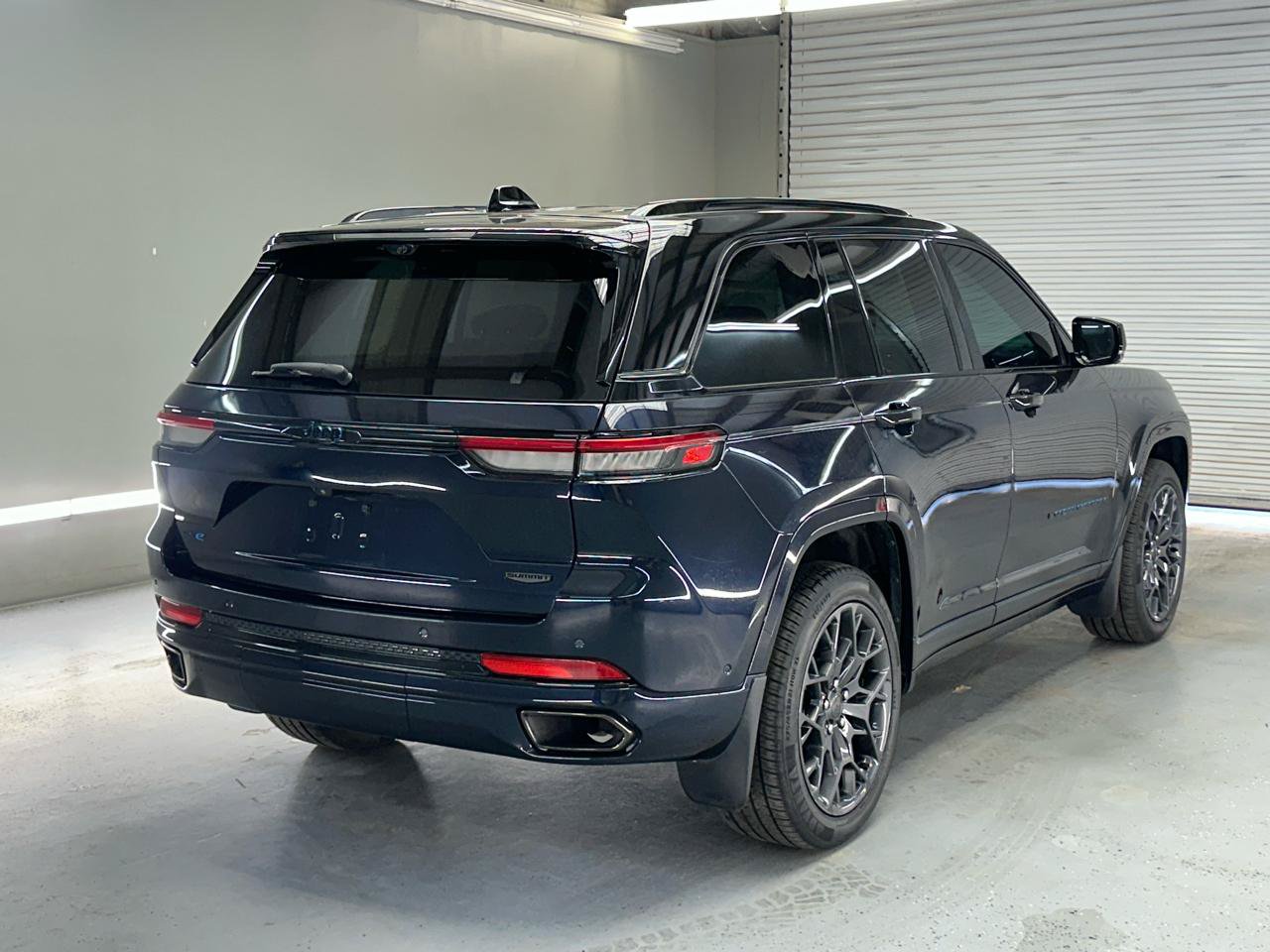 Used 2023 Jeep Grand Cherokee Summit AWD/4WD image 9