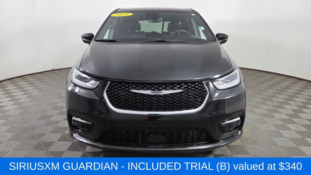 Used 2025 Chrysler Pacifica Select image 2