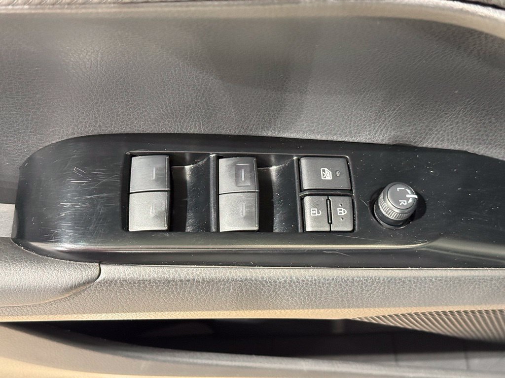 Used 2025 Toyota Camry SE w/ Convenience Package AWD/4WD image 15