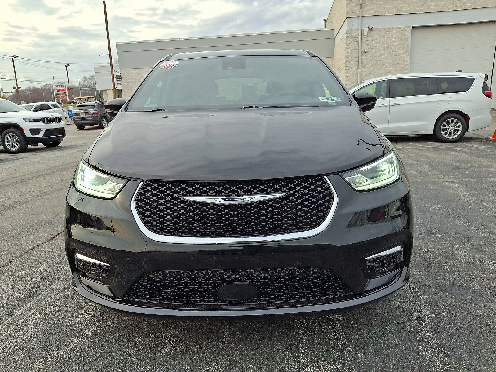 Certified 2025 Chrysler Pacifica Select image 3