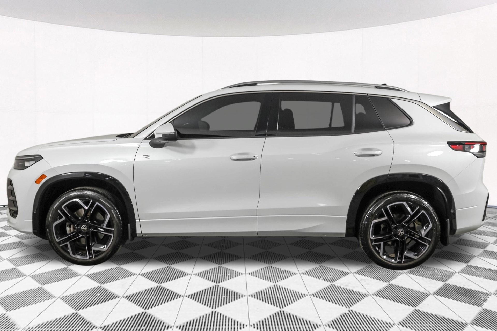 Used 2025 Volkswagen Tiguan SEL R-Line AWD/4WD image 22