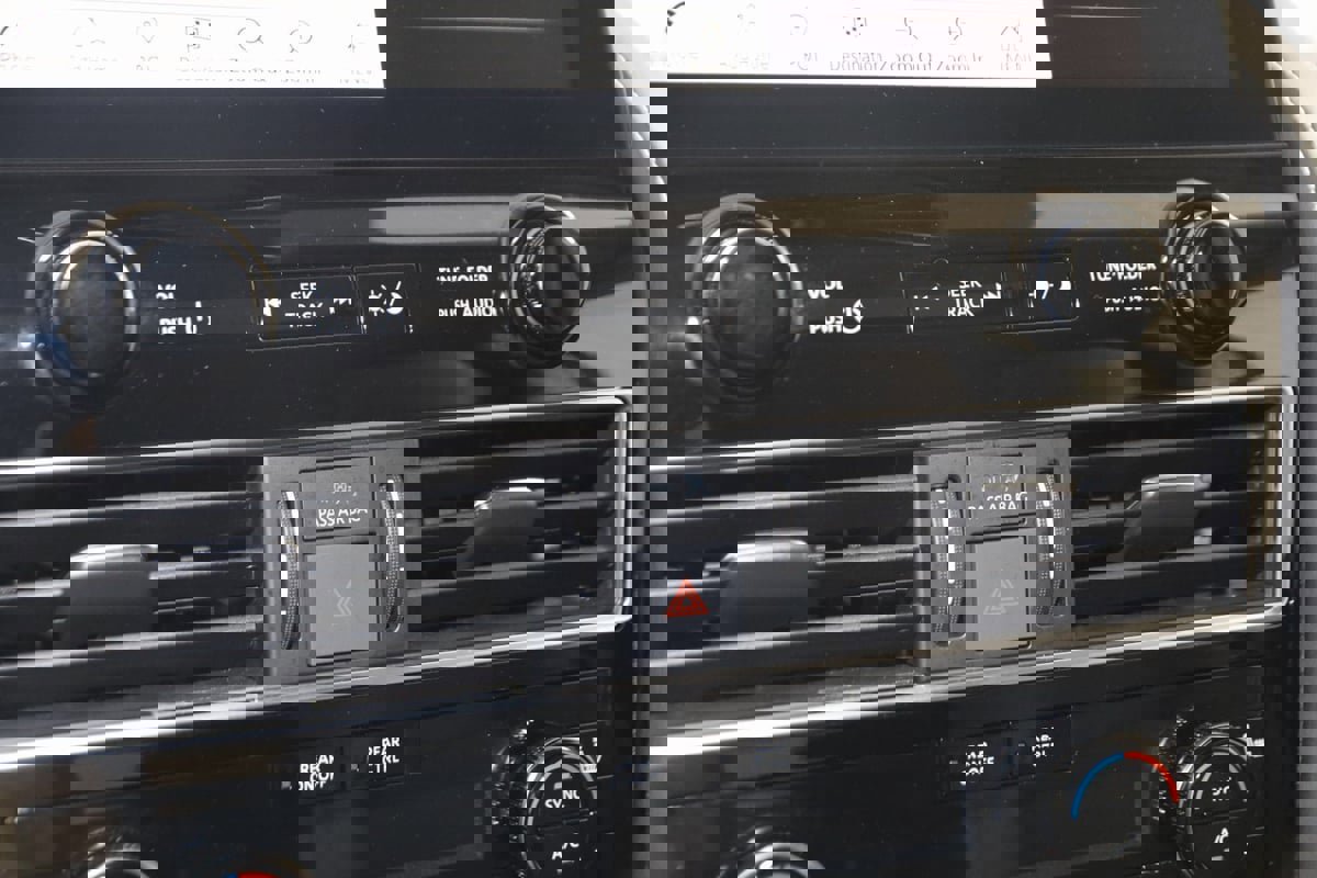 Used 2023 INFINITI QX80 Premium Select w/ All-Season Package image 32