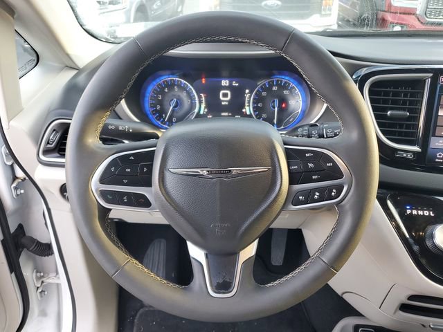 Used 2024 Chrysler Pacifica Touring-L image 19