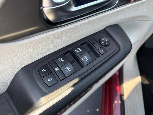 Used 2023 Chrysler Pacifica Touring-L FWD image 11