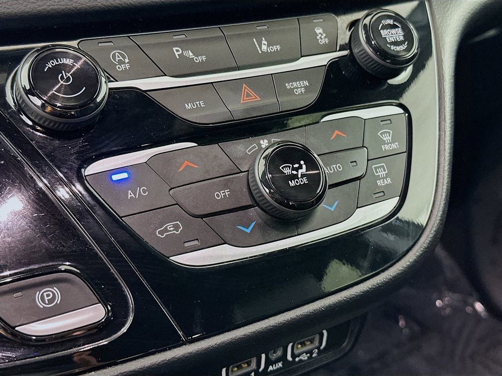 Used 2025 Chrysler Pacifica Select image 21