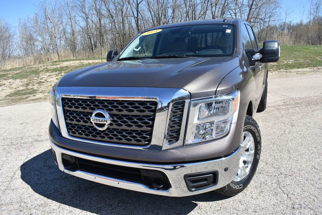 Used 2018 Nissan Titan SV w/ SV Convenience Package image 12