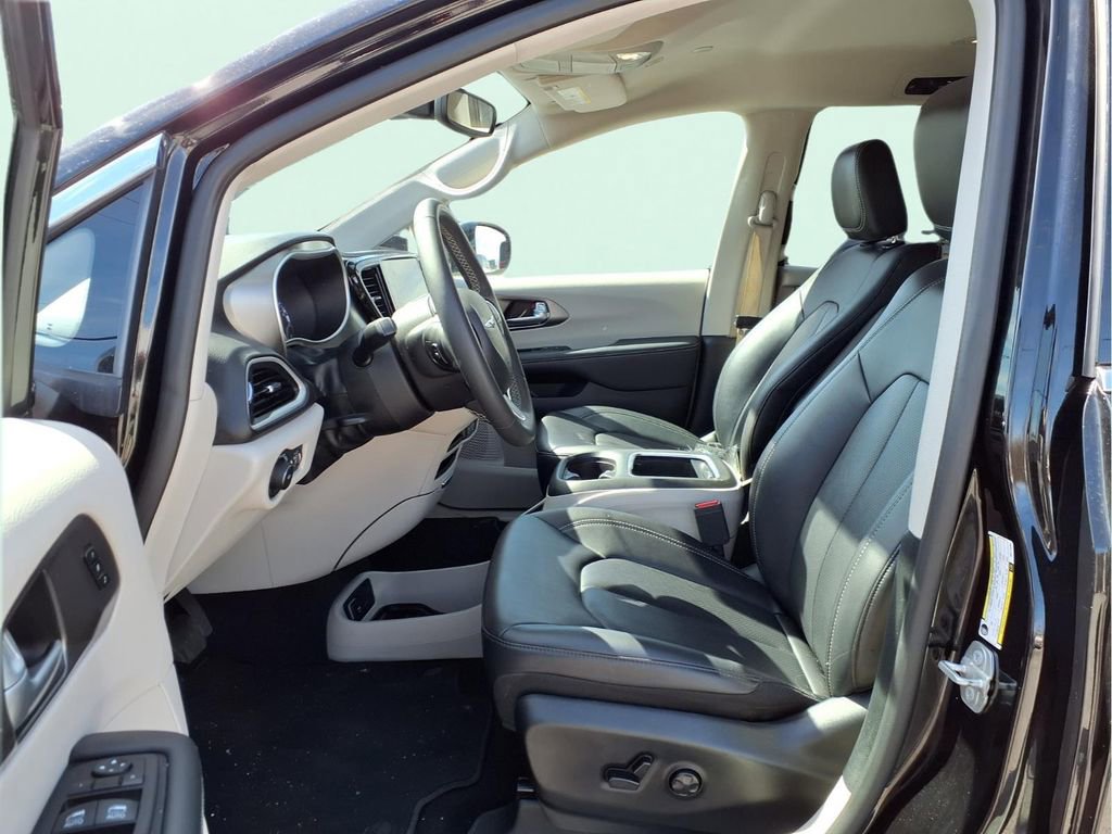 Used 2024 Chrysler Pacifica Touring-L FWD image 15