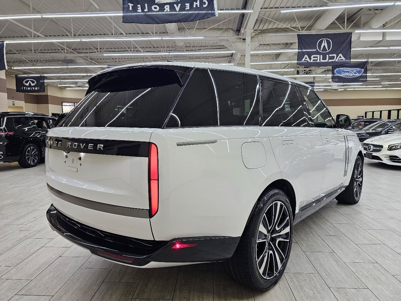 Used 2025 Land Rover Range Rover SE AWD/4WD image 6