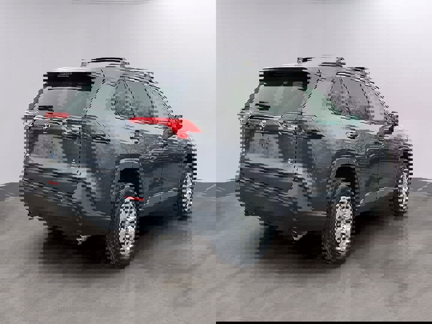 Used 2021 Toyota RAV4 LE image 4