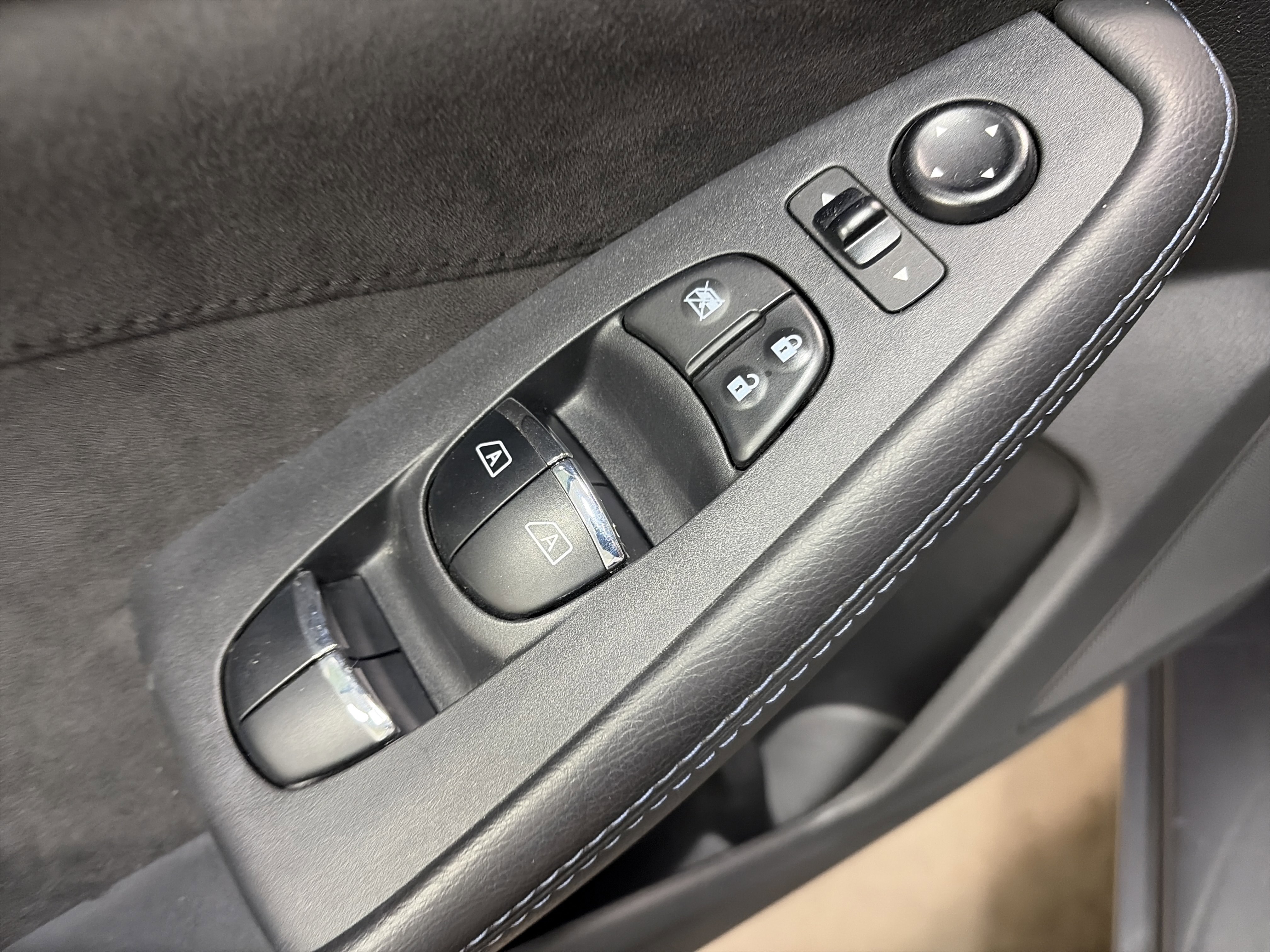 Used 2016 Nissan Maxima SR image 25