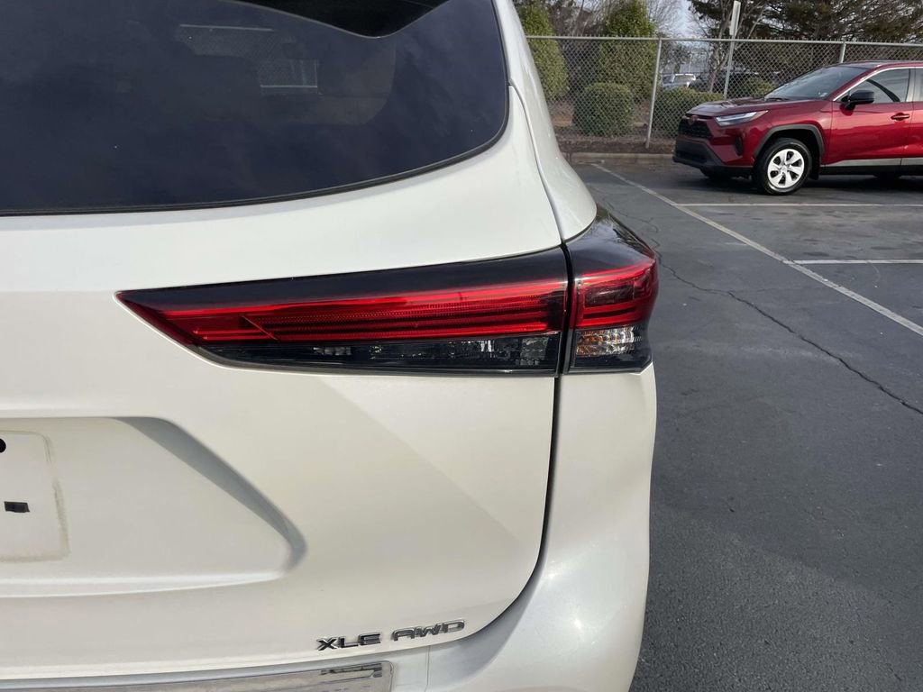 Used 2021 Toyota Highlander XLE image 17
