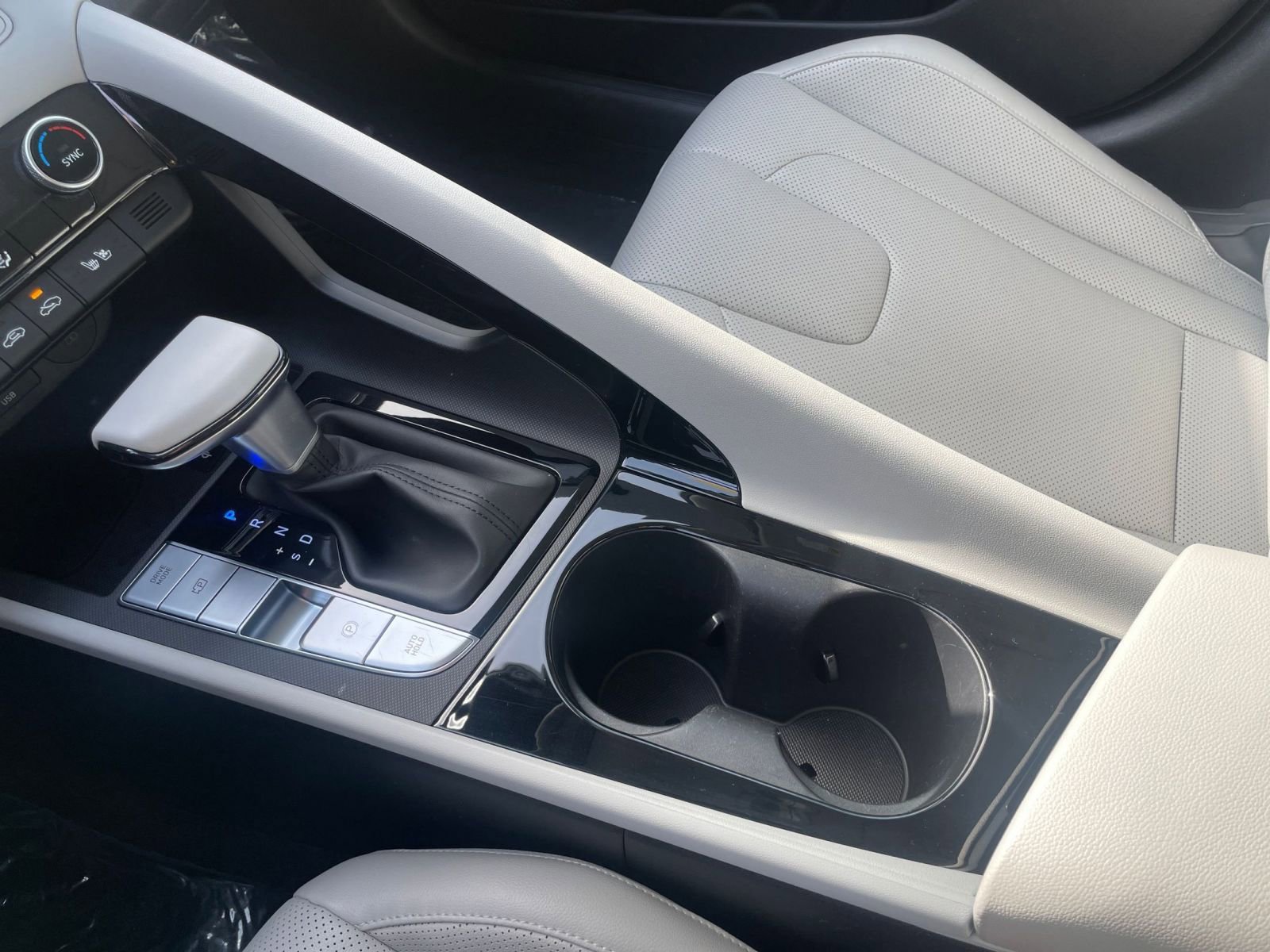 Used 2025 Hyundai Elantra Limited image 41