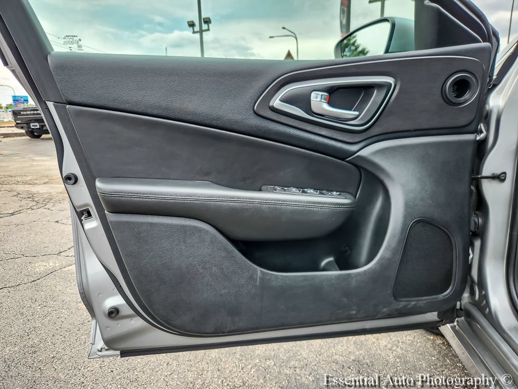 Used 2017 Chrysler 200 Limited Platinum FWD image 16