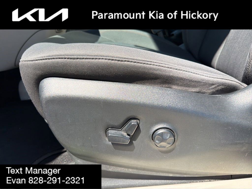 Used 2018 Chrysler Pacifica LX FWD image 17